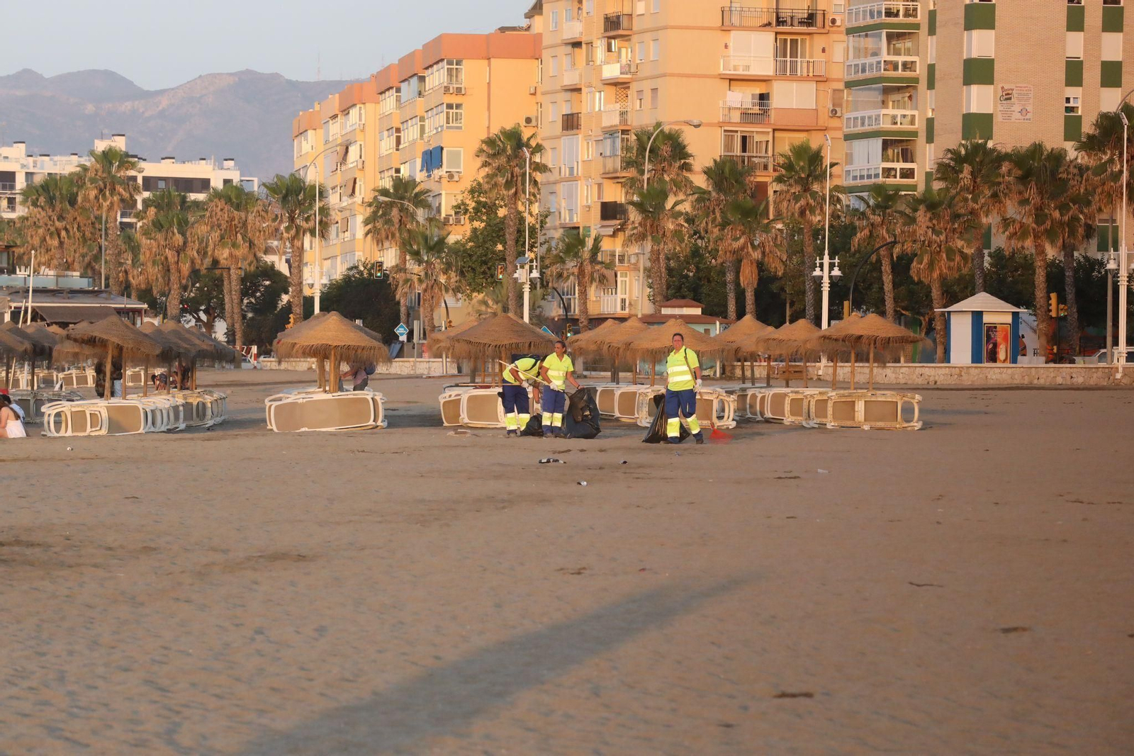 La 'resaca' de la Noche de San Juan en la playa de Huelin en Málaga La 'resaca' de la Noche de San Juan en la playa de Huelin en Málaga