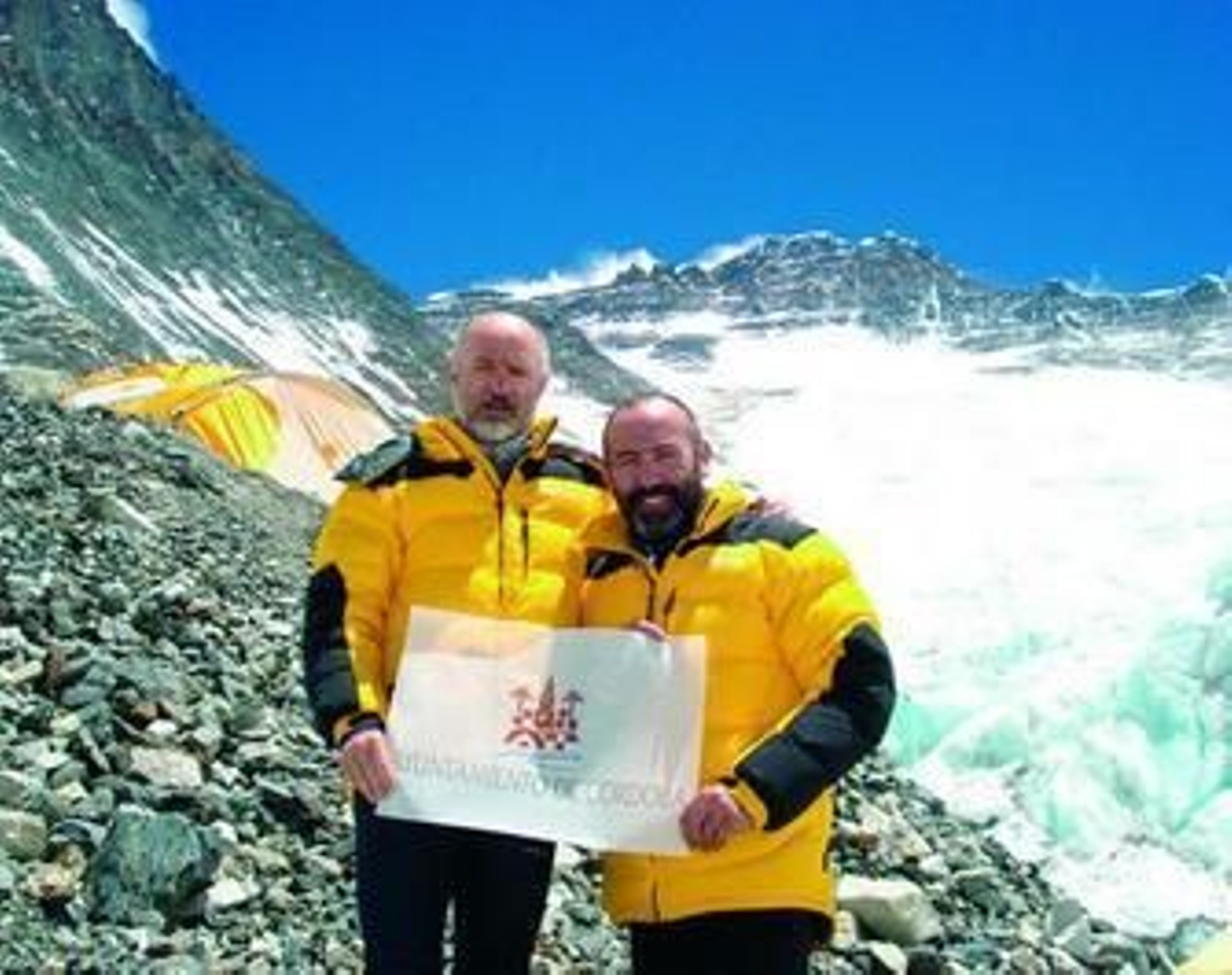 Ricardo Guerrero y José Baena posan momentos antes de hacer cumbre en el Everest.