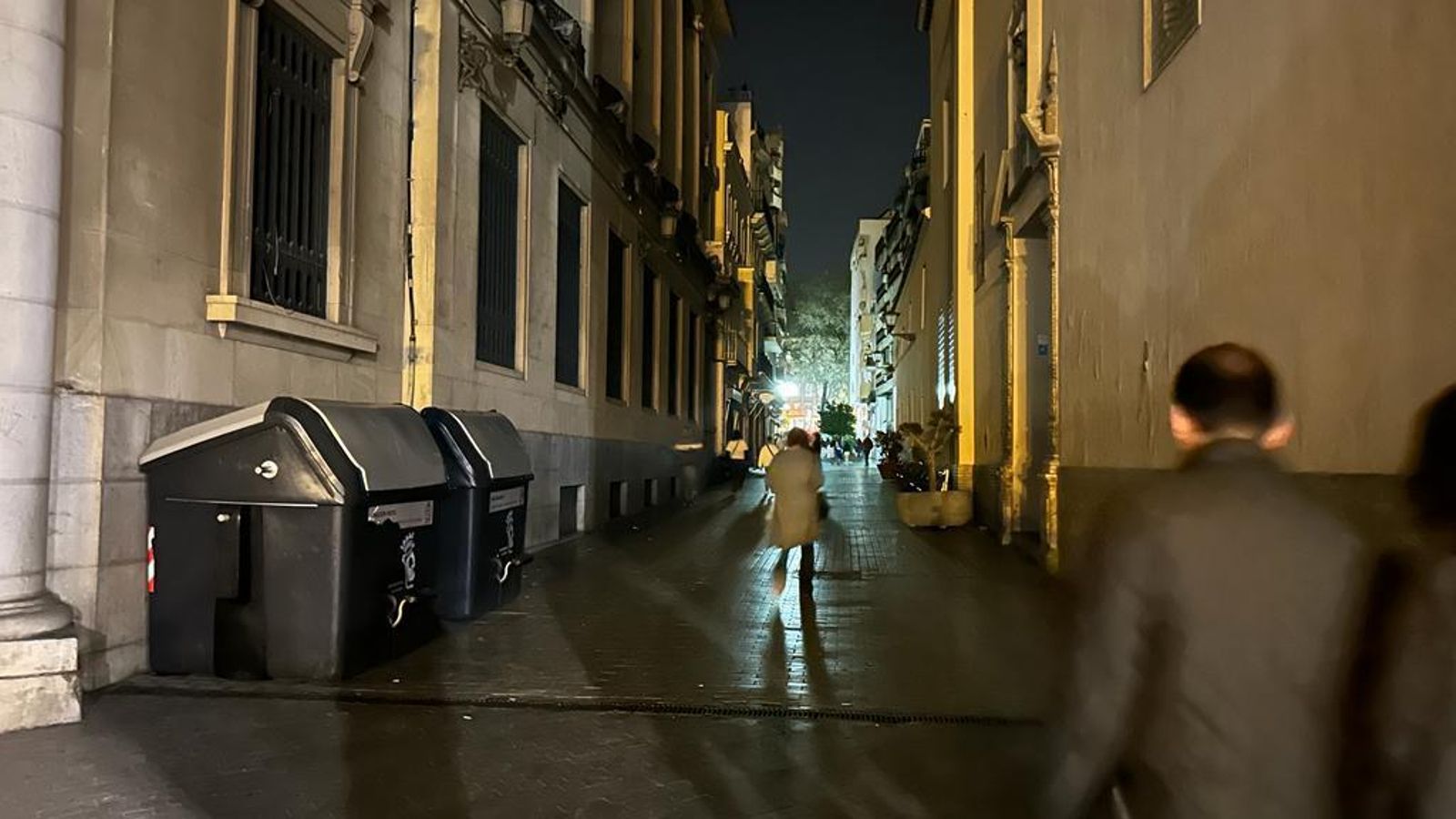 La calle Tres de Agosto, a oscuras esta noche de viernes.