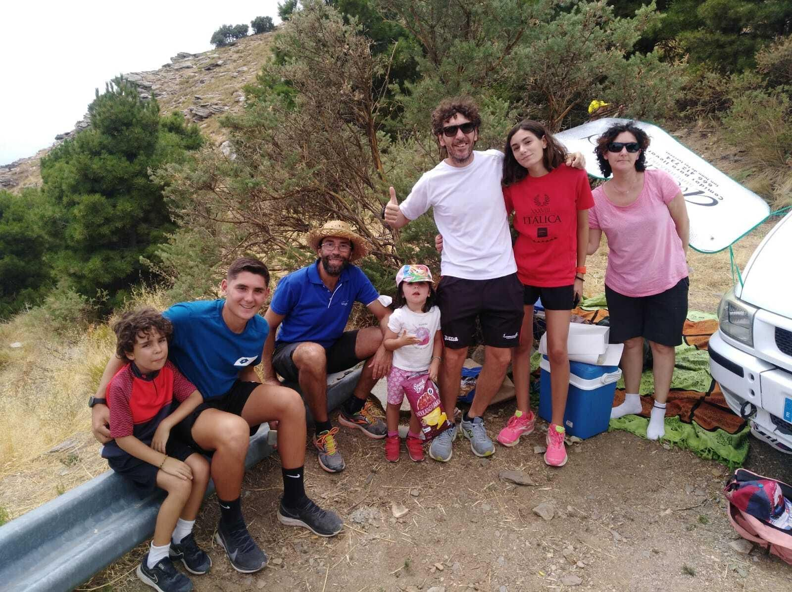 Fotogalería del ambiente en la subida al Alto de Velefique de La Vuelta.