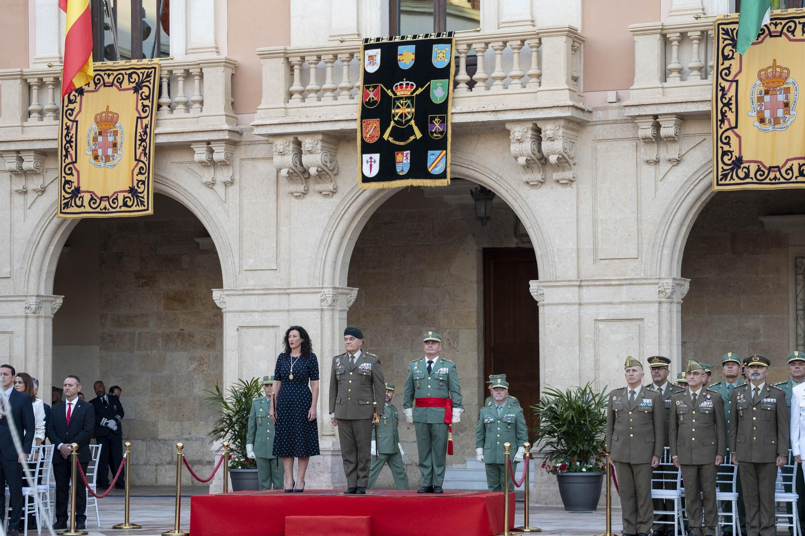 El Escudo de Oro de la ciudad de Almería a la Legión, en imágenes