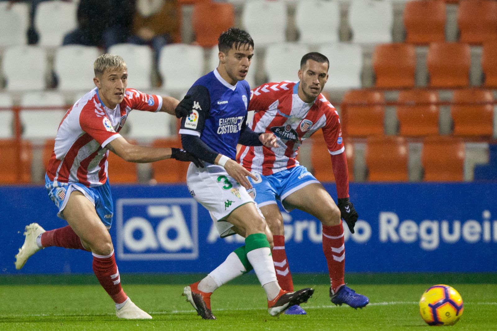 Álvaro Aguado intenta superar a dos jugadores albivermellos en el partido del Anxo Carro.