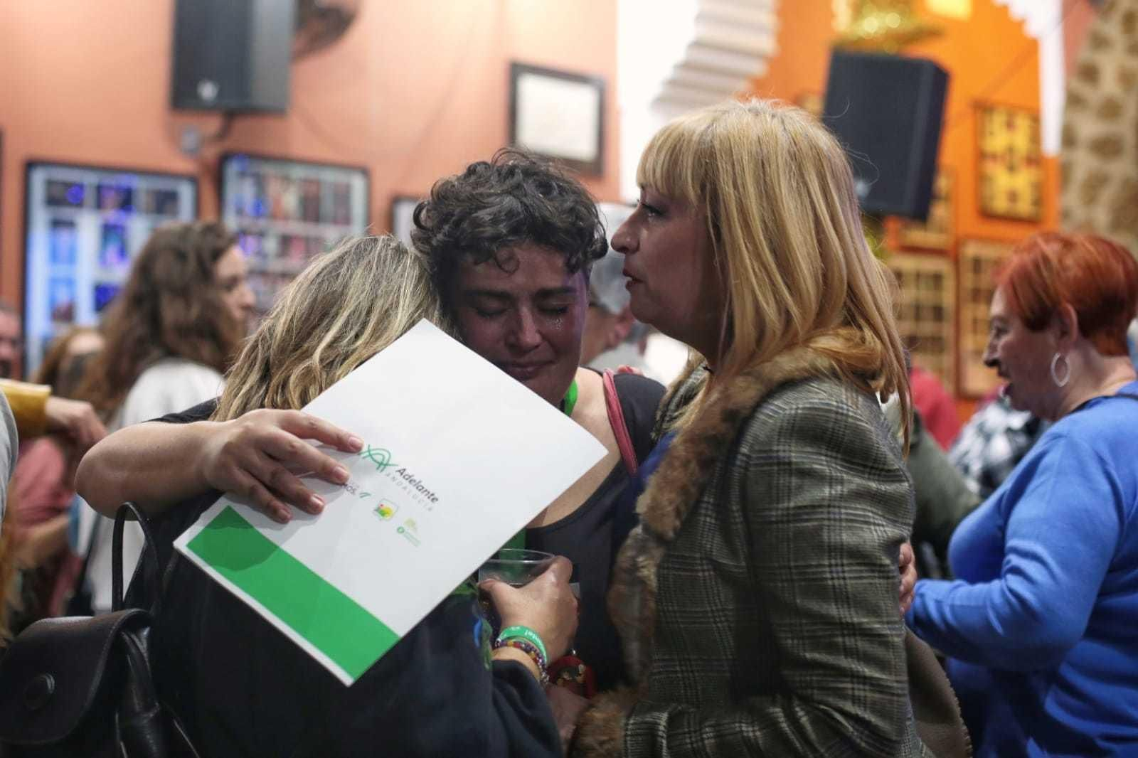 Militantes de Adelante Andalucía celebran los resultados obtenidos en la noche electoral.