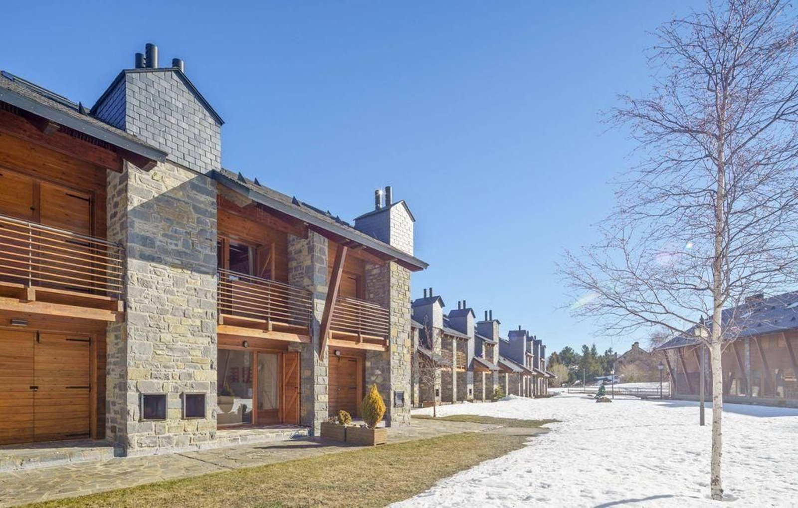 Lujo en la nieve: ¿Cuánto cuesta alquilar y comprar en las estaciones de esquí más exclusivas de España?