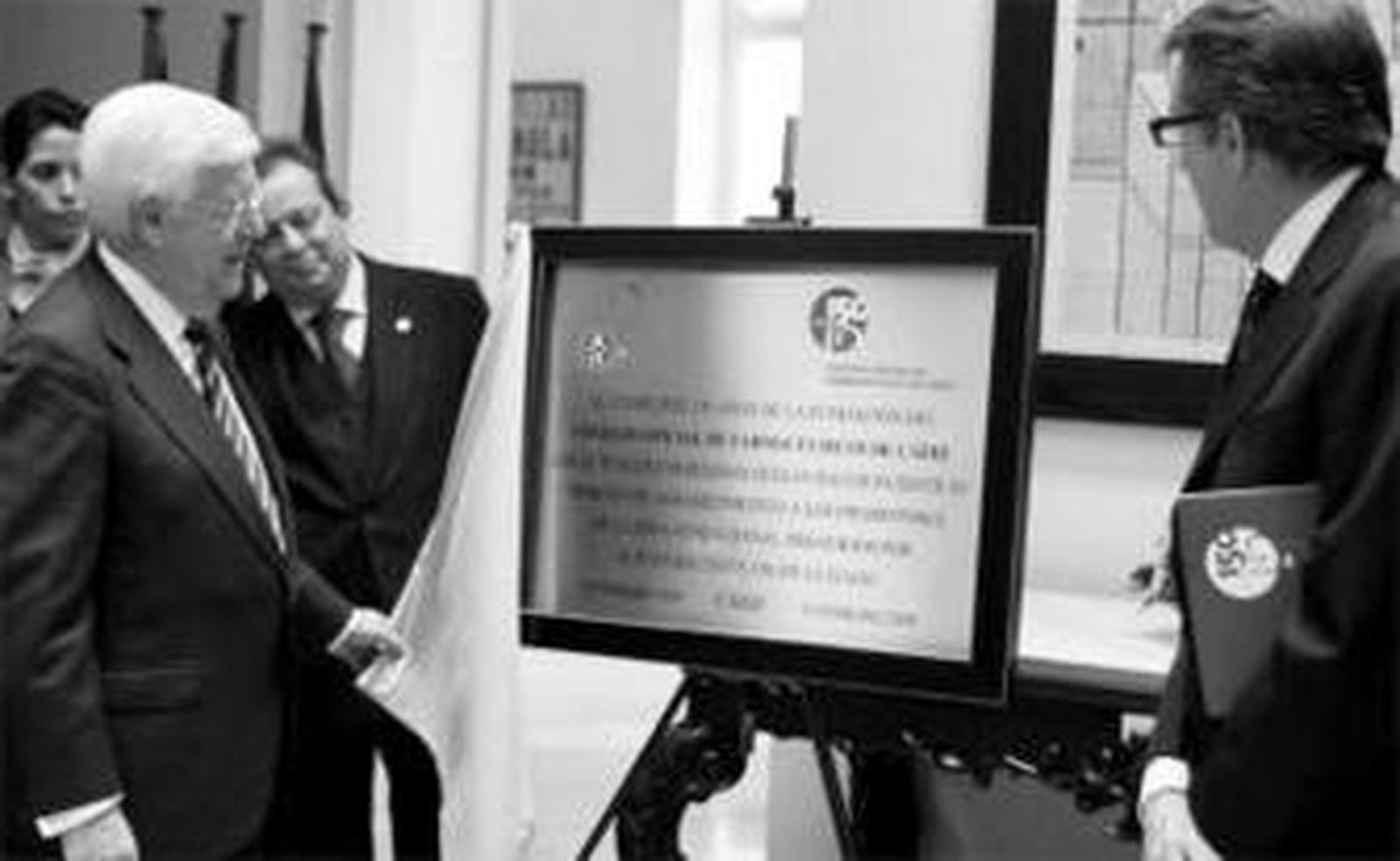 Manuel Arenas descubre un cuadro en homenaje a Juan Bautista Chape.