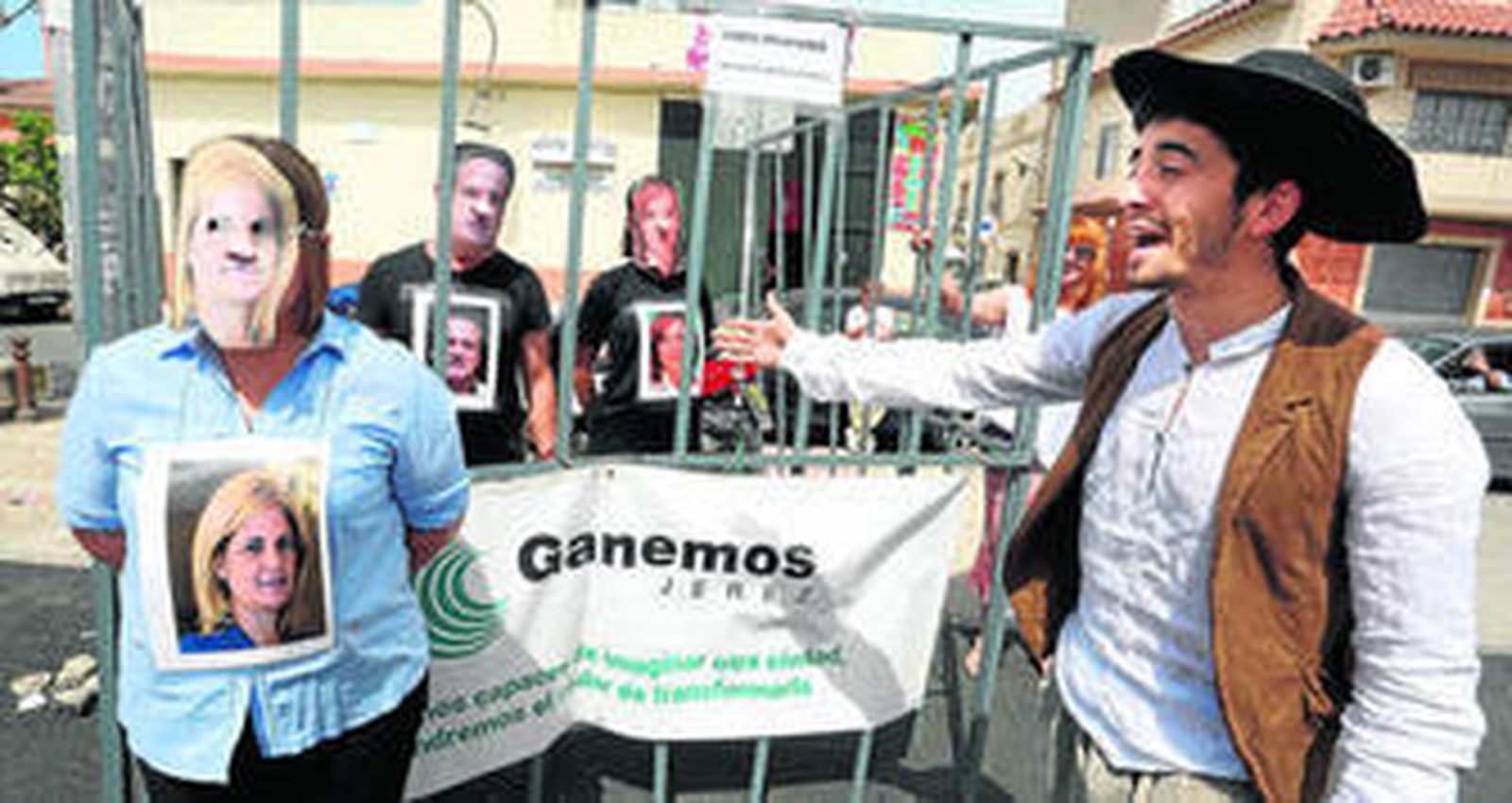 1. Integrantes de Ganemos realizando una representación teatral sobre la gestión de los tres alcaldes del actual periodo democrático. 2. Miembros de Ciudadanos repartiendo octavillas para pedir el voto para la formación naranja. 3. Afiliados y simpatizantes del PA también acudieron ayer al mercadillo de la zona sur. 4. Un comerciante 'proclamando' la candidatura de Mamen Sánchez.