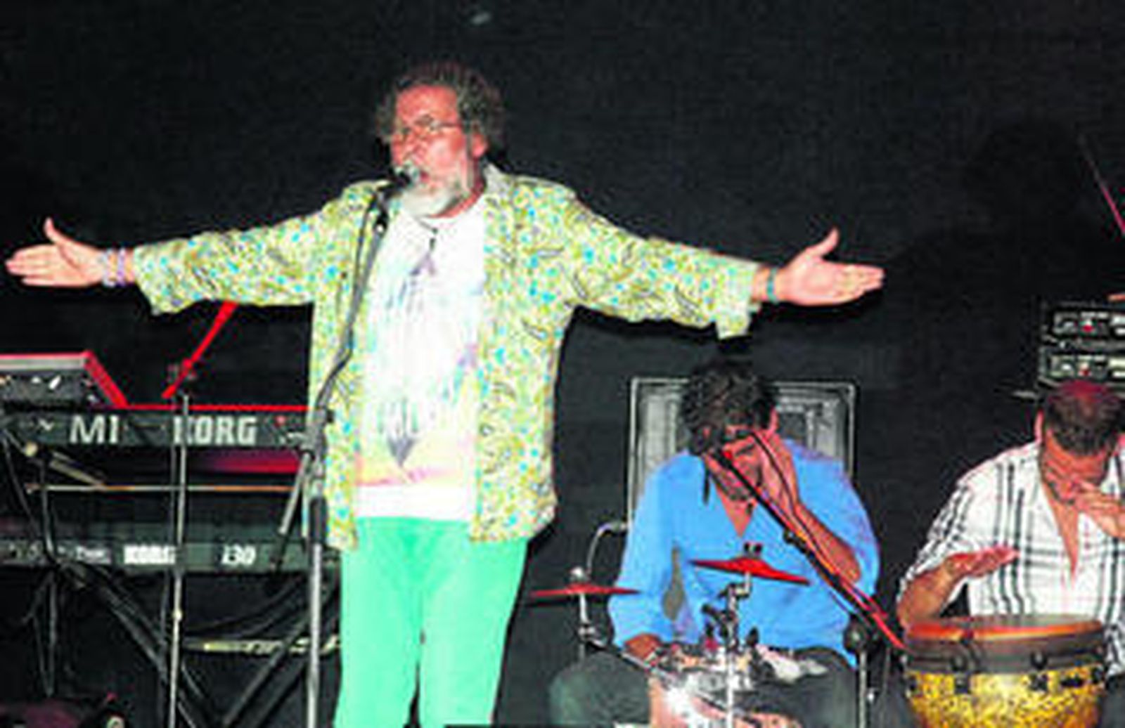 El artista Diego Carrasco, durante su actuación el jueves por la noche en la caseta municipal.