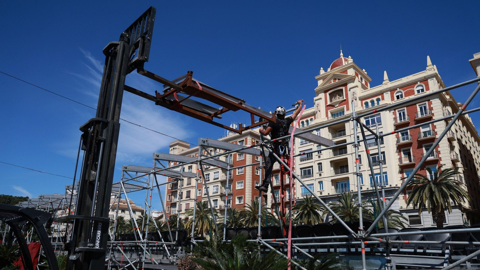 Operarios desmontando una tribuna en Málaga