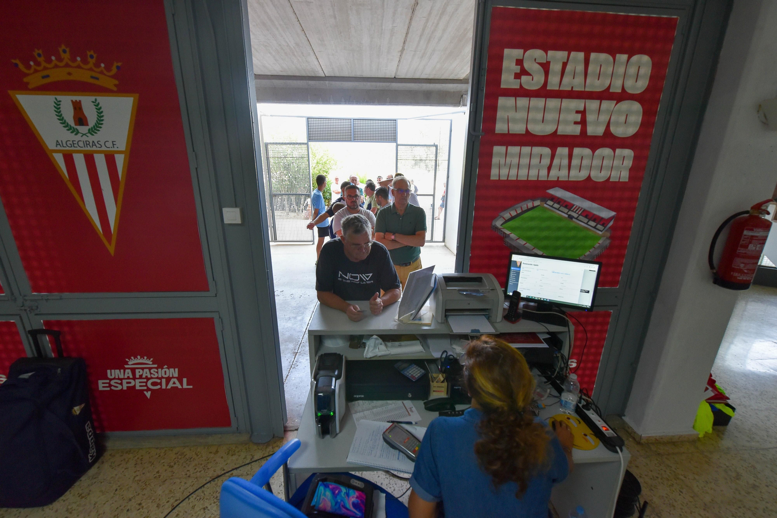 Una cola para sacar el abono del Algeciras en el Nuevo Mirador.