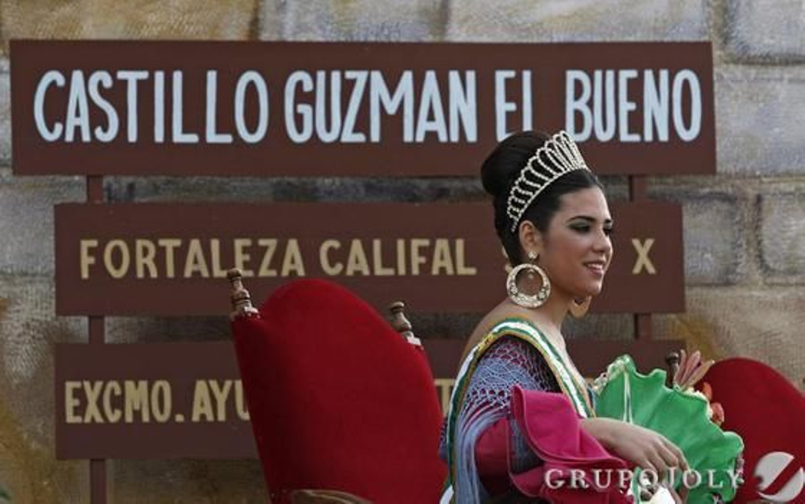 Las autoridades locales coronan a las reinas infantil y juvenil, María Jiménez y Marta Cabello

Foto: Erasmo Fenoy