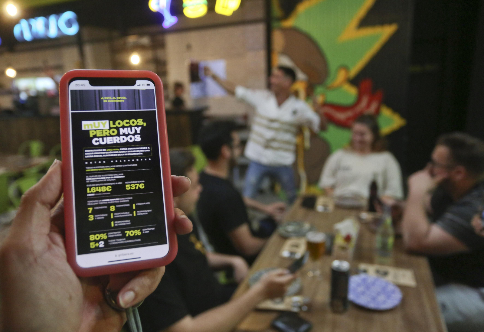 Esta es La Grillaera, el restaurante de Málaga que publica en la carta el sueldo de sus camareros