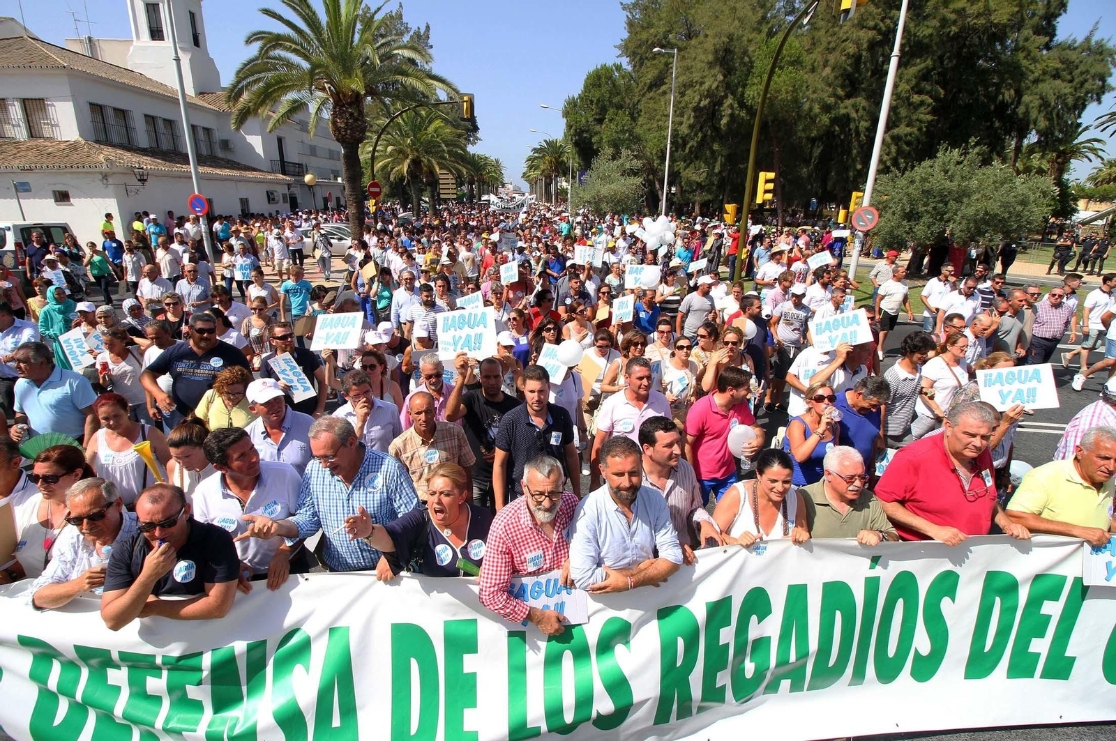 Imágenes de la manifestación para pedir agua y tierra para los regadíos del Condado.