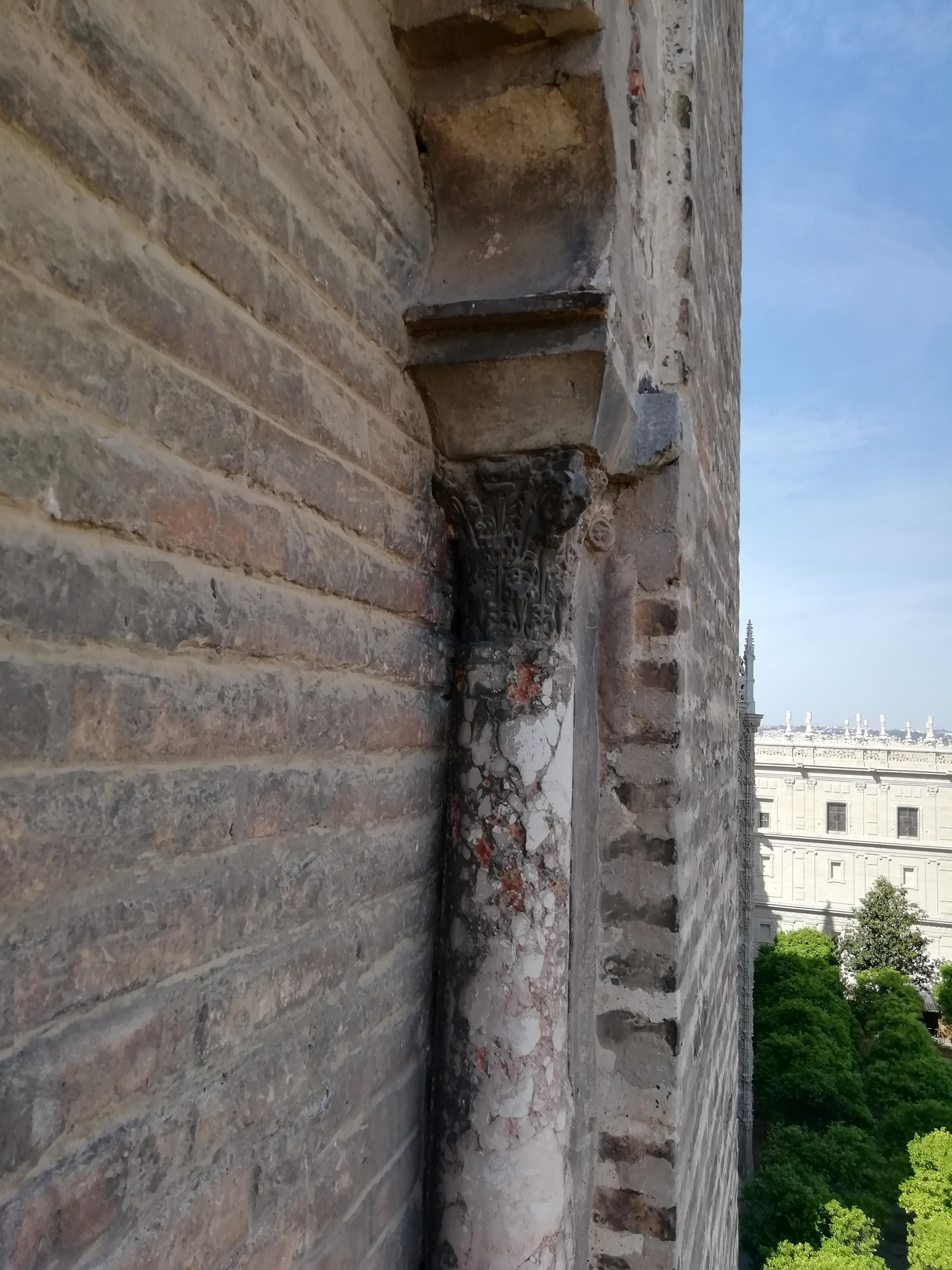 Así se revisan la Catedral de Sevilla y la Giralda desde las alturas