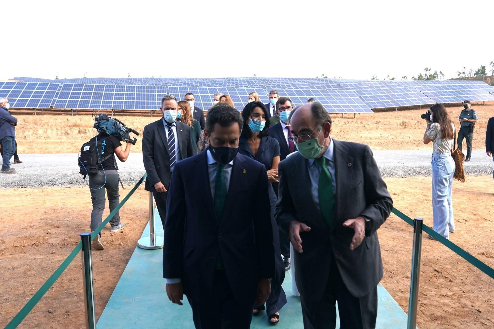 El presidente de la Junta, Juanma Moreno, y el de Iberdrola, Ignacio Galán, ayer en Puebla de Guzmán