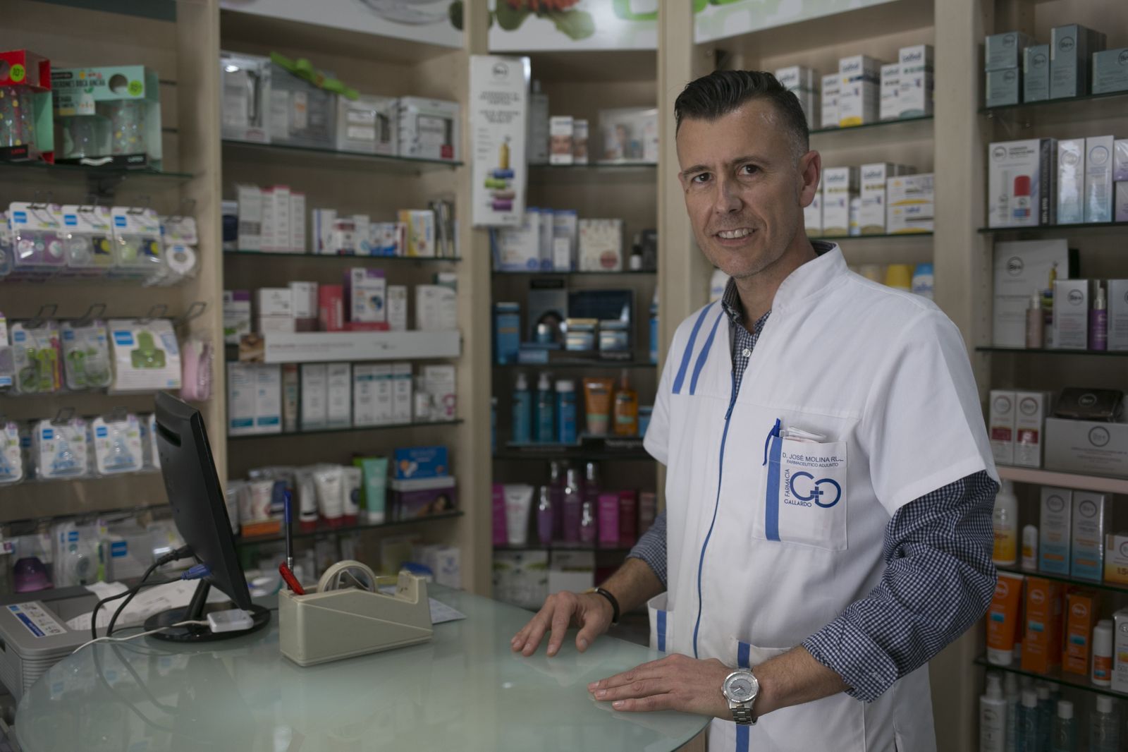 José María Molina en la farmacia de Cuevas Bajas