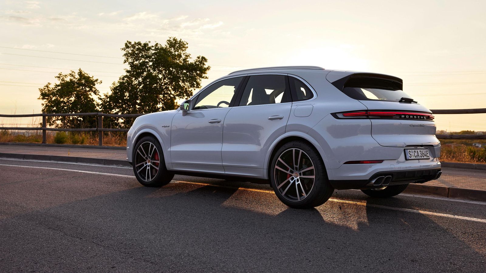 No sólo la potencia del Cayenne Turbo E-Hybrid aumenta, sino que también mejora su autonomía eléctrica y su capacidad para cargar más rápidamente.