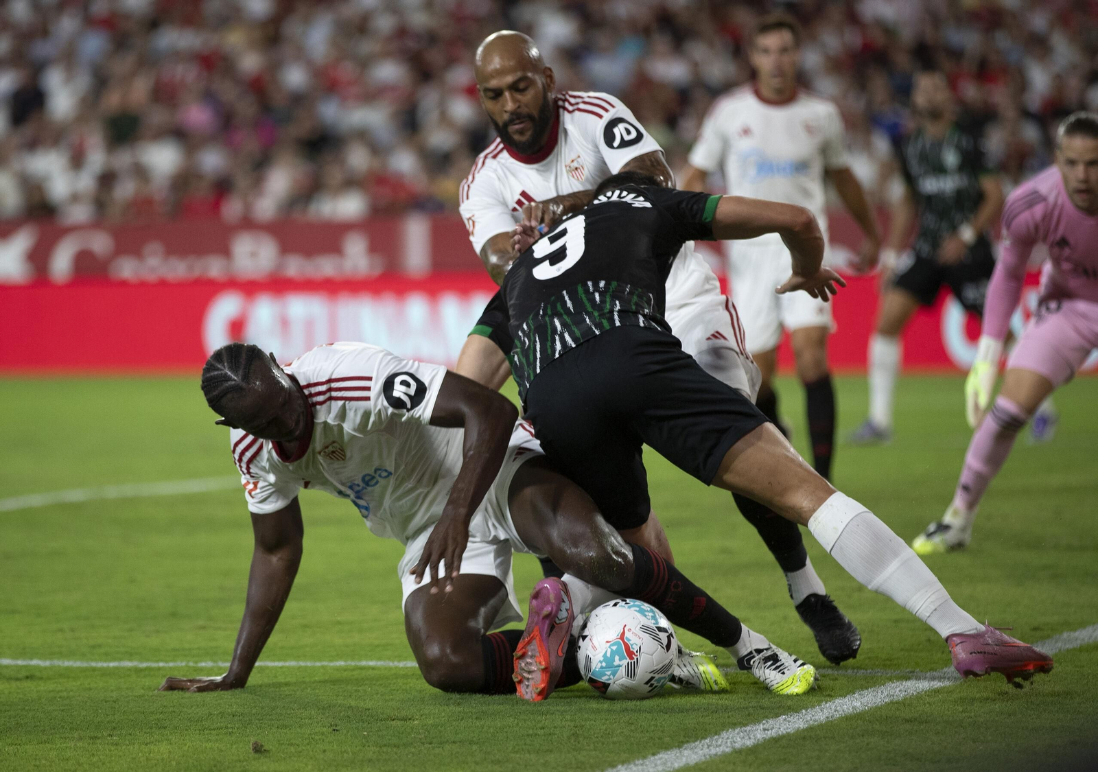 Nianzou enmienda su error ante André Silva y le rebaña el balón cerca de Nyland ante Marcao.