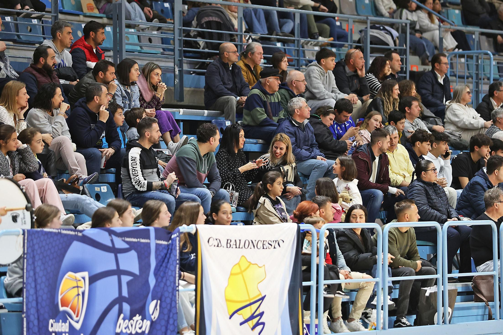 Imágenes del encuentro de baloncesto entre el Ciudad de Huelva y el Damex UDEA Algeciras