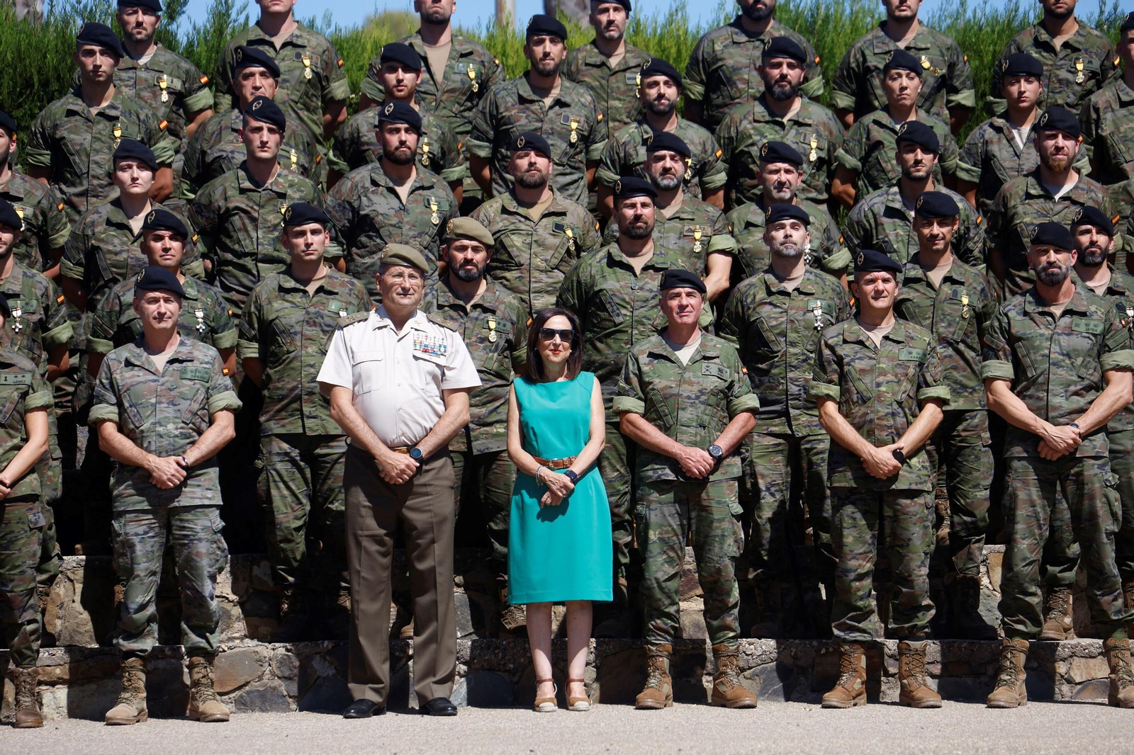 La ministra de Defensa, Margarita Robles, en la entrega las medallas conmemorativas al Ejército en la Bri X, en imágenes