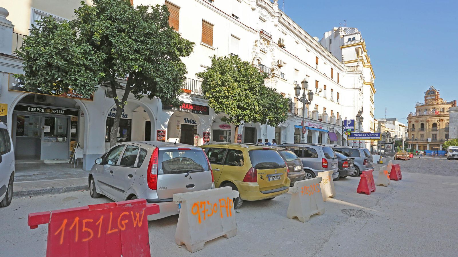 Una imagen de los vehículos aparcados en Esteve.