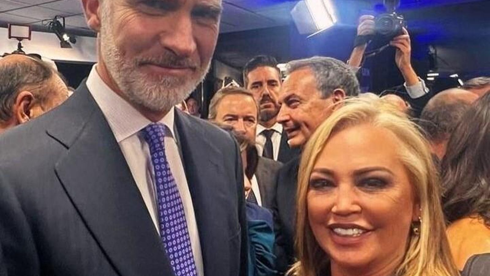 El Rey acepta hacerse una foto con Belén Esteban El Rey acepta hacerse una foto con Belén Esteban