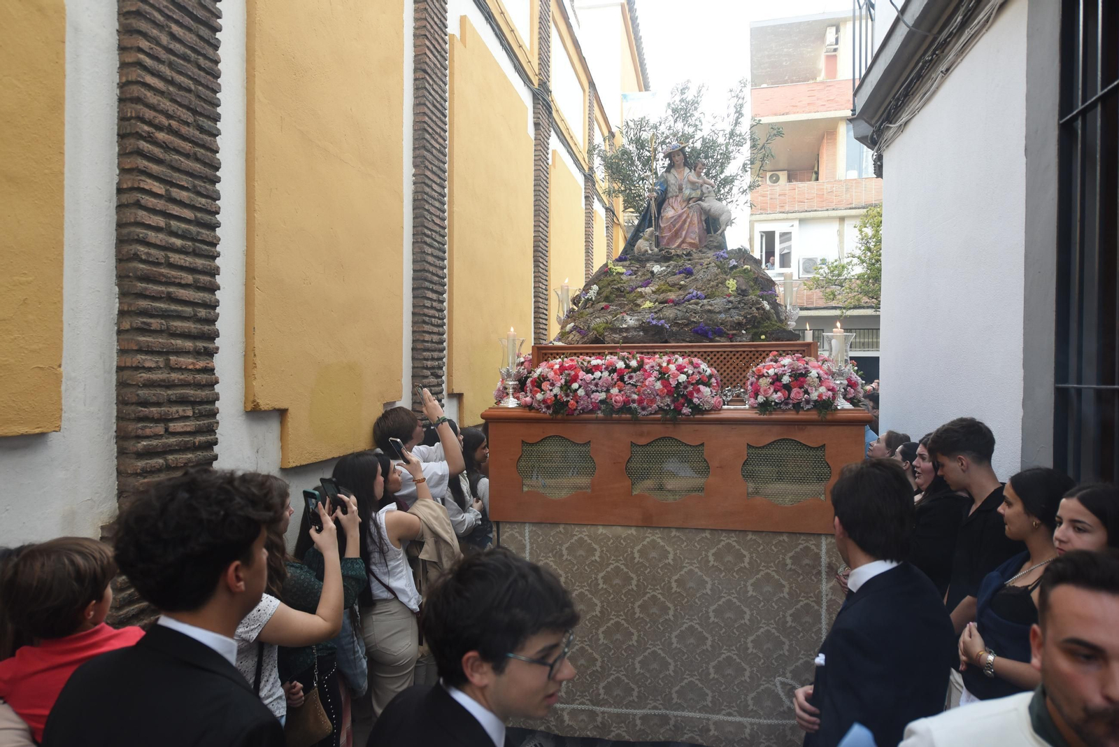 La procesión del colegio Divina Pastora de Córdoba con su Virgen, en imágenes