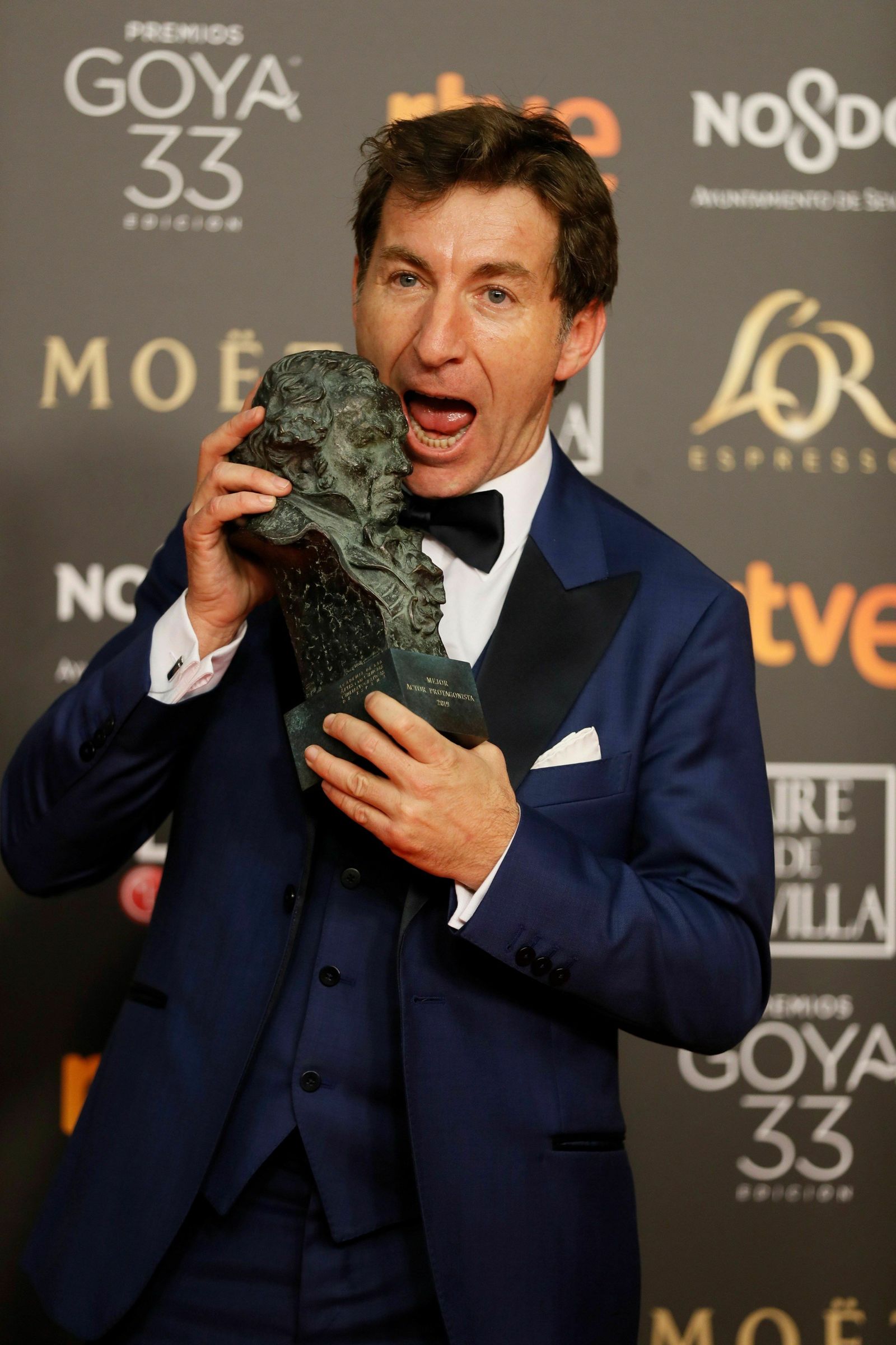 Antonio de la Torre muerde el Goya recibido en la última edición.