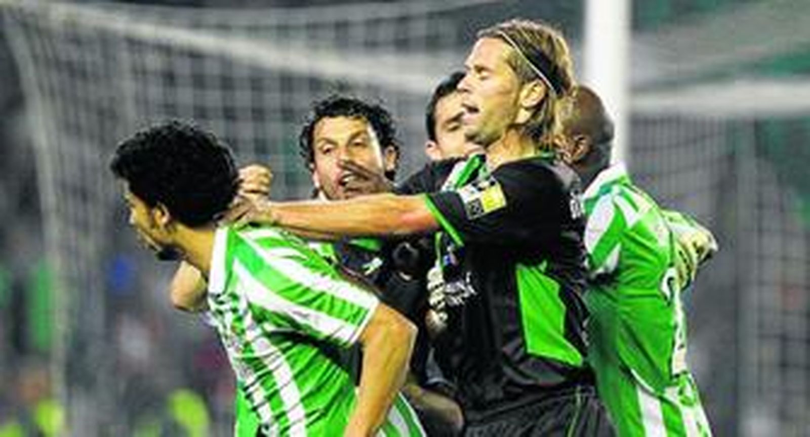 1. El centrocampista David Sánchez golpea a Iriney, después de que Bernabé García señalase penalti sobre Jonathan Pereira, y que acabaría con la expulsión del sevillano del Elche. 2. Iñaki Goitia abandona cabizbajo el terreno de juego después de recibir los silbidos de la afición tras su desafortunada actuación de ayer. 3. Jonathan Pereira se echa las manos a la cabeza en un momento del partido, tras una decisión arbital.