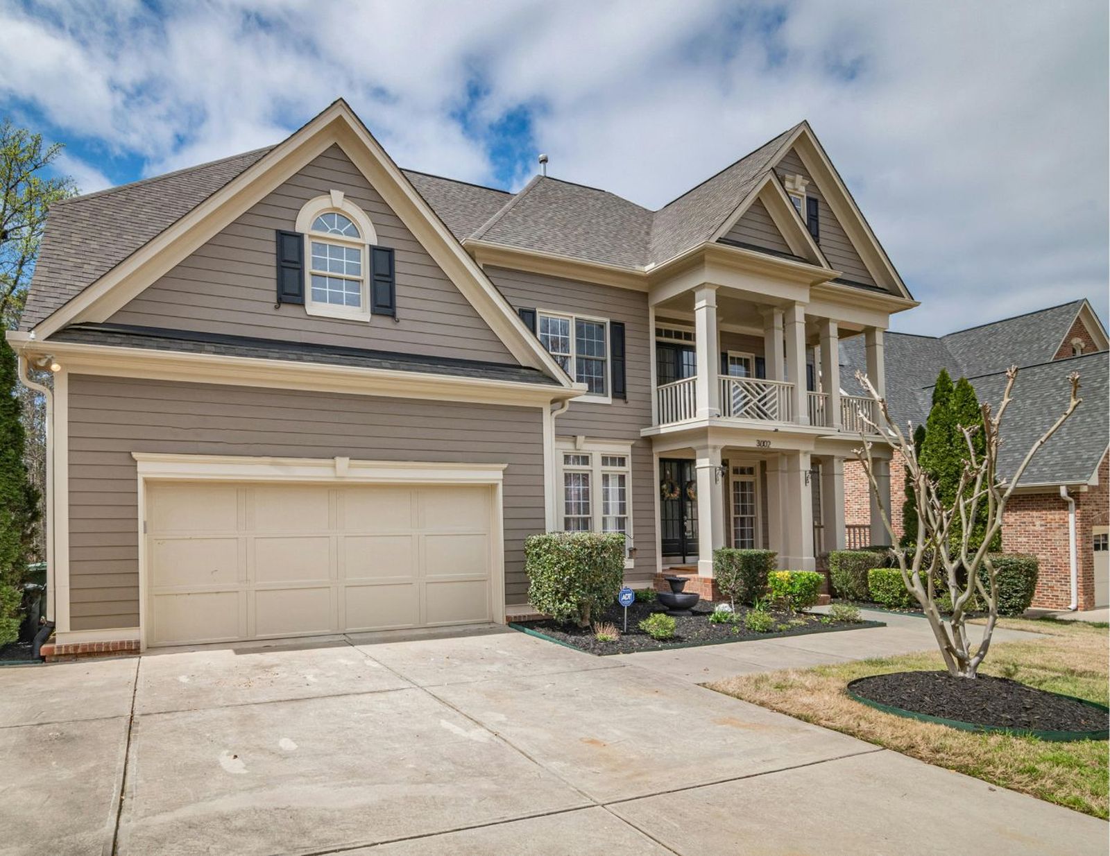 El Código Civil recoge la distancia mínima a la que se puede plantar un árbol de la propiedad del vecino.