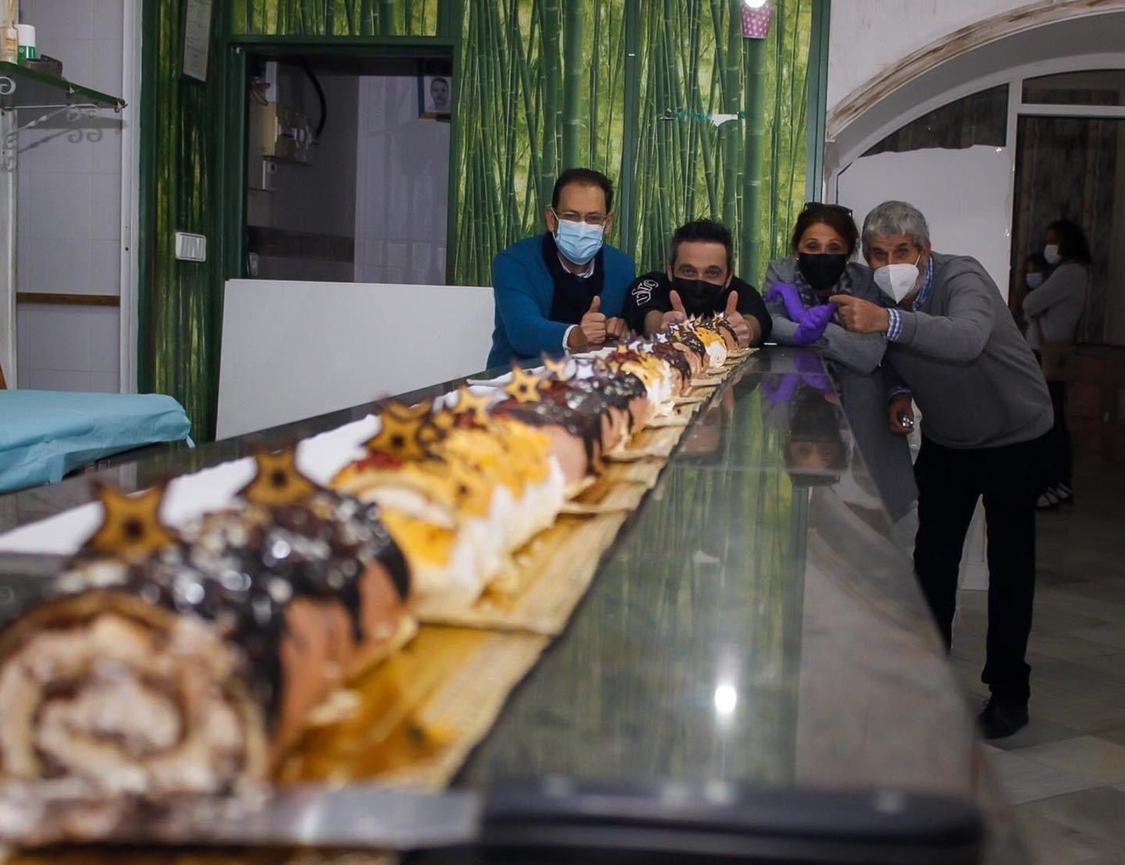 El tronco de Navidad de cinco metros de longitud donado por la heladería Da Massimo a La Gaviota.