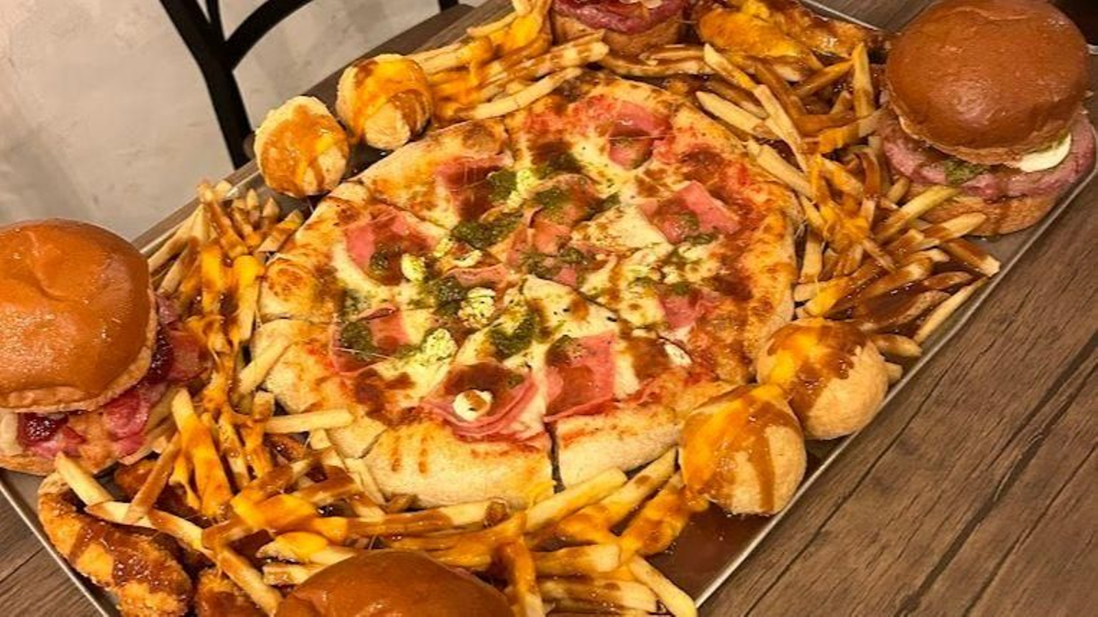Cuatro hamburguesas, una pizza y varios entrantes para compartir: el objetivo es terminárselo todo en tiempo récord.