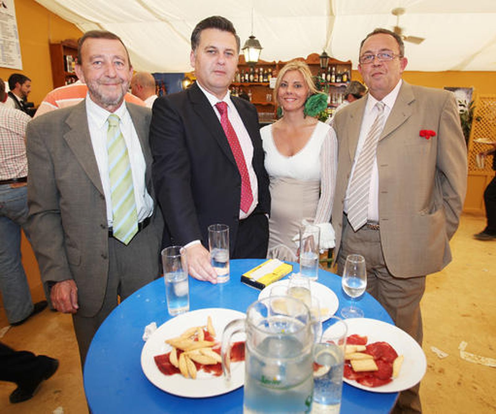 Rafael Sánchez Langeber, consultor y colaborador de Diario de Cádiz; FranciscoMuñoz, hermano mayor de la Veracruz, y su señora; y Ernesto Lentini, en la caseta del Diario.

Foto: Vanesa Lobo