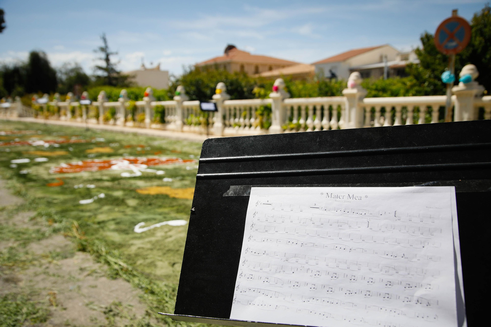 Así es la gran alfombra de serrín para que levite la Virgen de Fátima de Tíjola