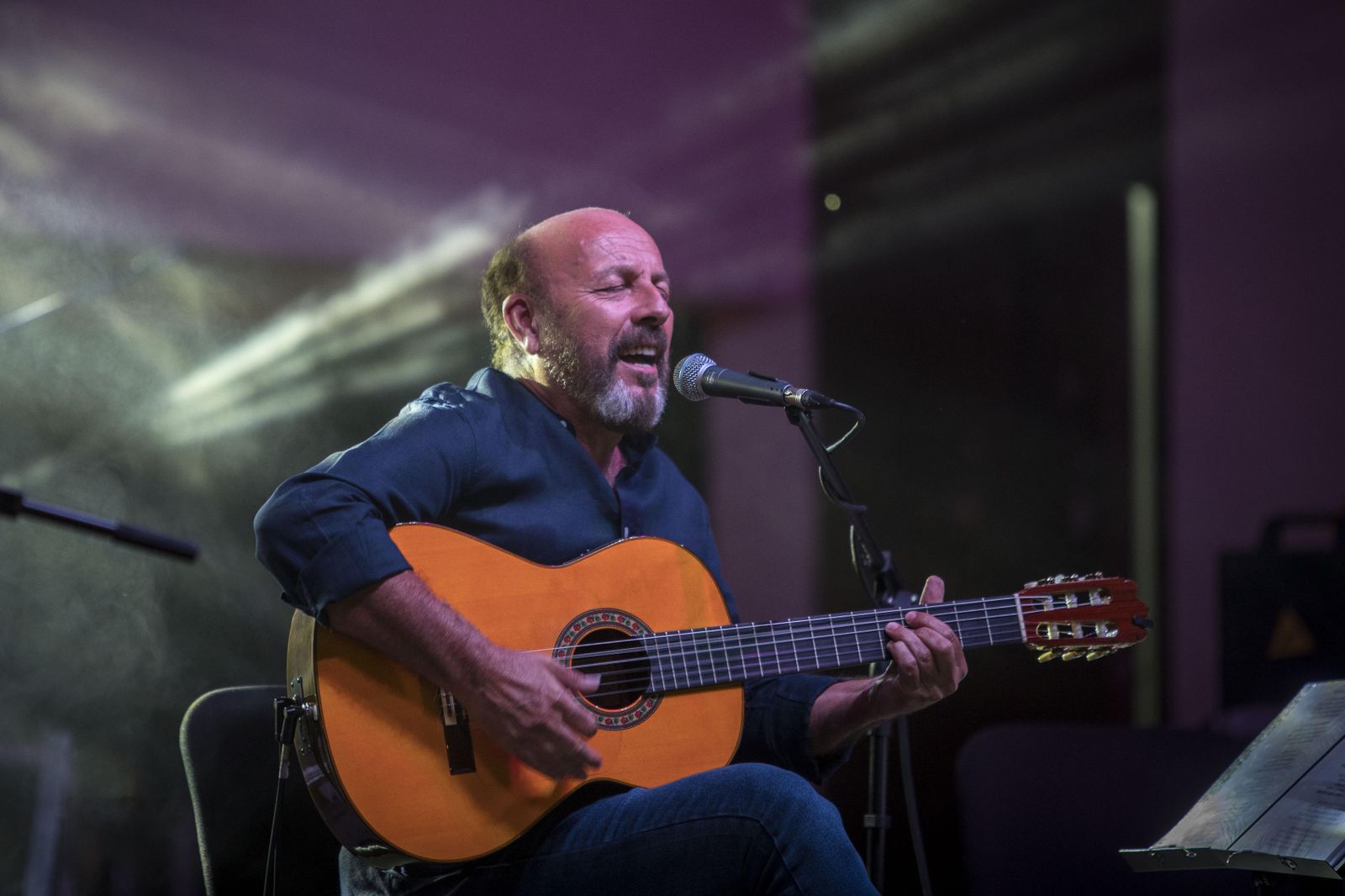 Javier Ruibal, durante su actuación en el anfiteatro del Parque isleño.