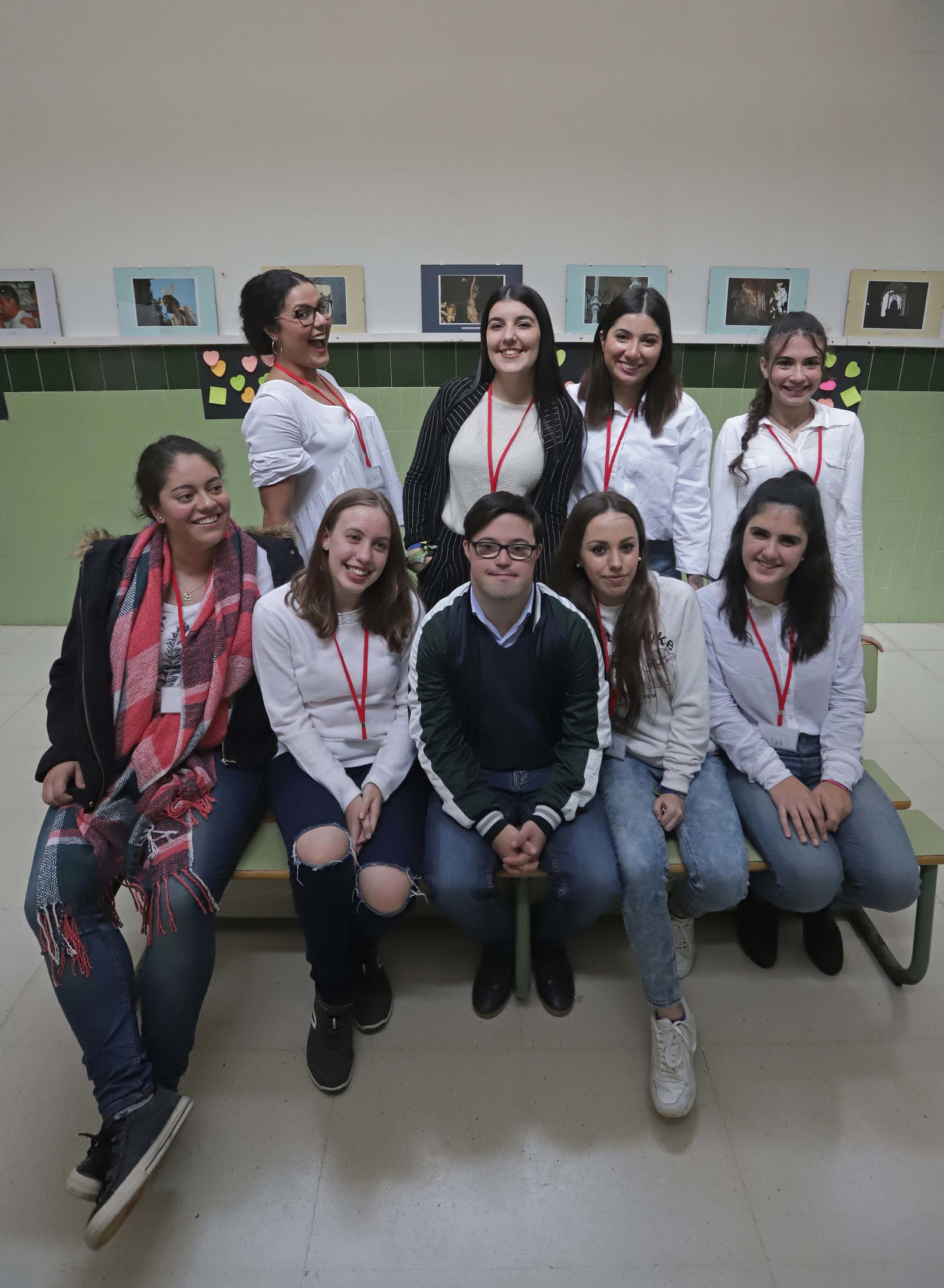 Adrián Márquez posa con alumnas del IES Levante