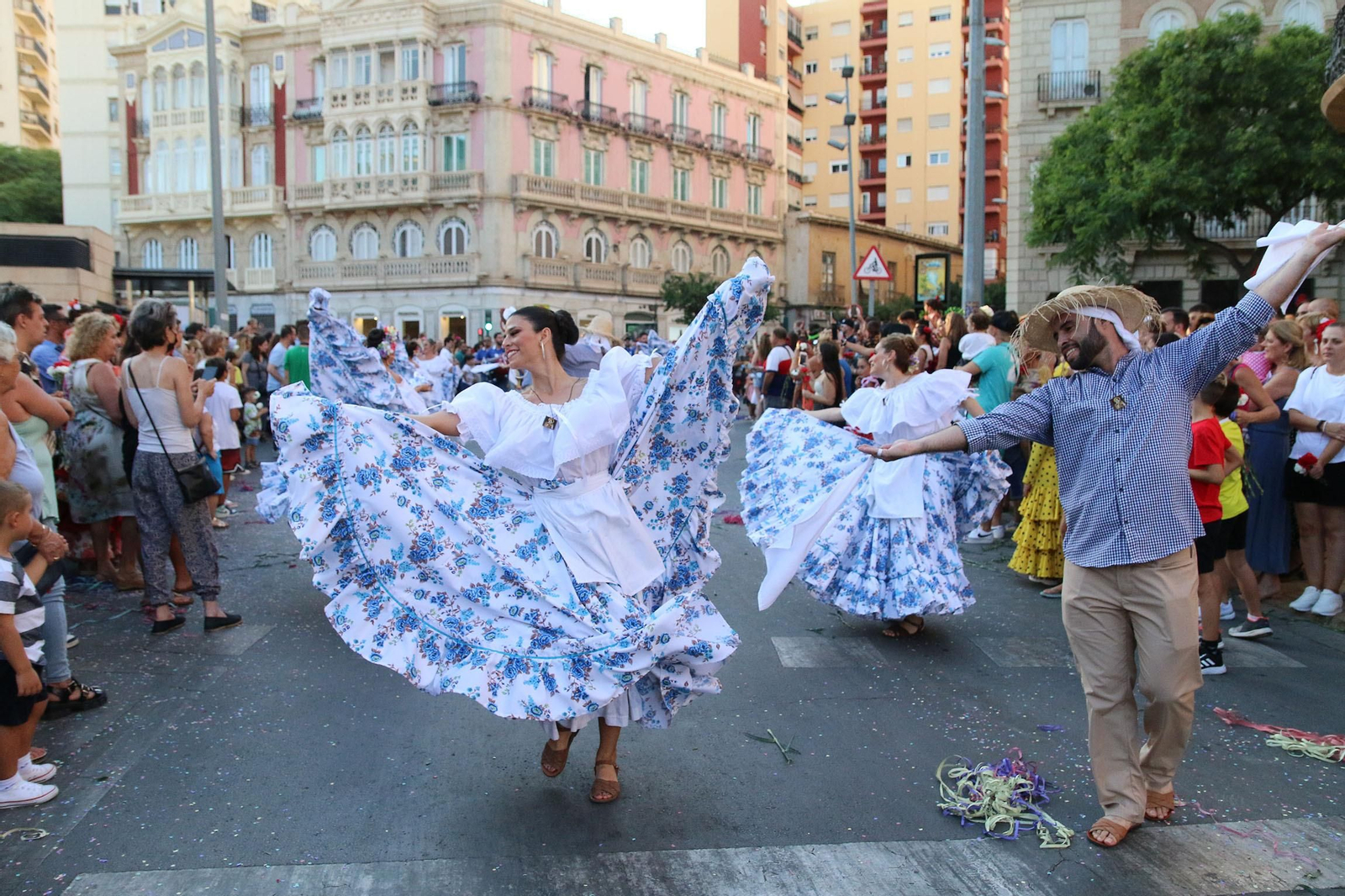 La Batalla de las Flores ha regresado inundando Almería de claveles