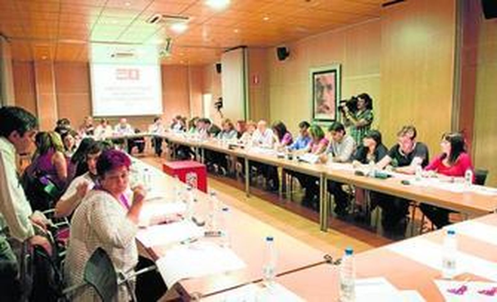 Imagen de la reunión de la comisión ejecutiva provincial del PSOE, ayer, en la sede de Torre de la Pólvora.
