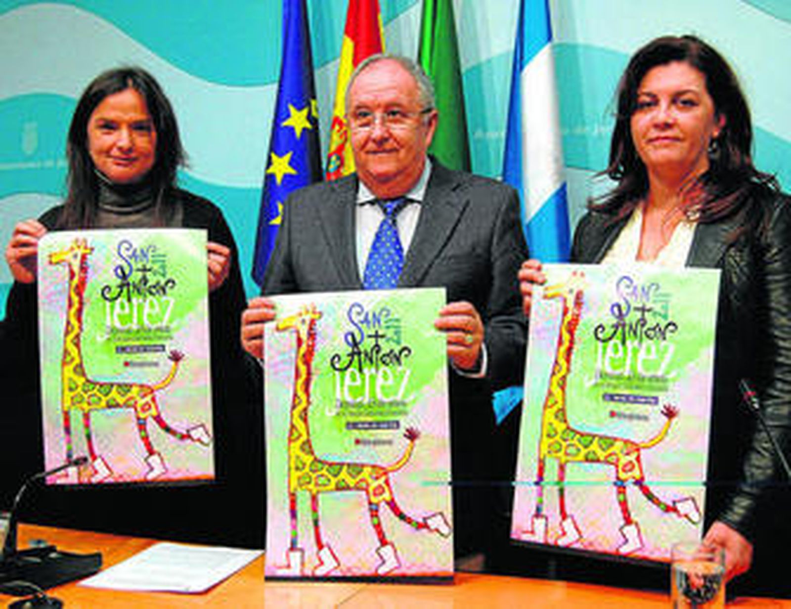 Las delegadas de Medio Ambiente y Cultura, con el representante de Bricopintura, ayer.