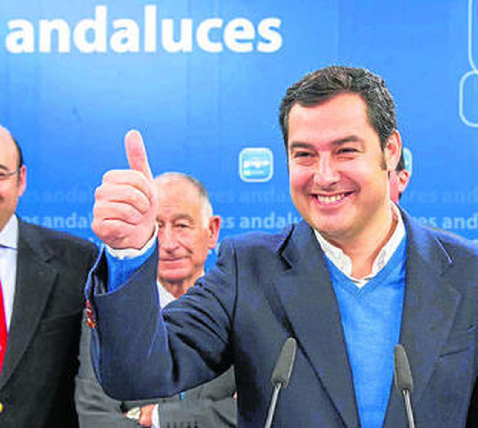 Moreno levanta el pulgar victorioso tras formalizar su candidatura.