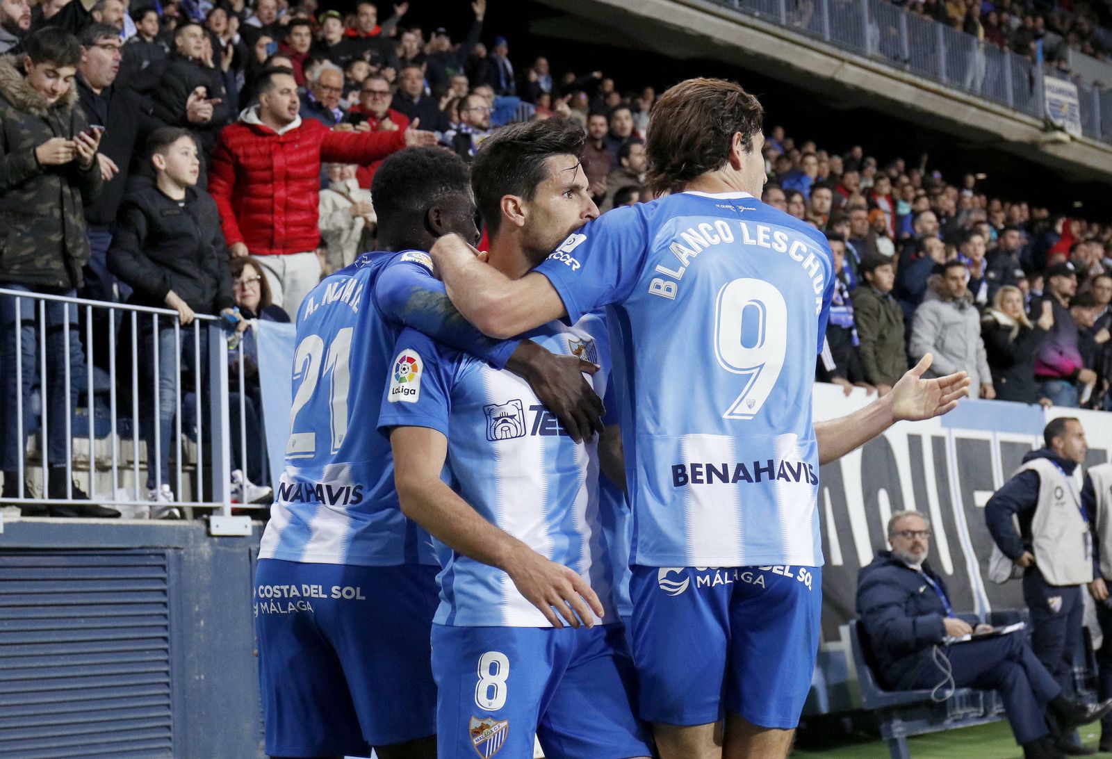 Adrián y Blanco Leschuk celebran el gol a Las Palmas junto a N'Diaye.
