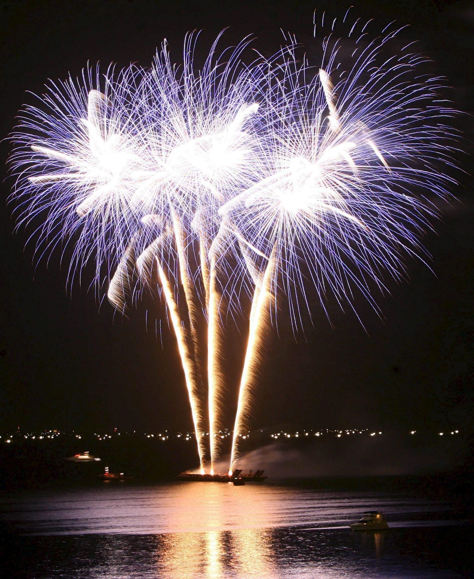 Imagen de un castillo de fuegos artificiales.