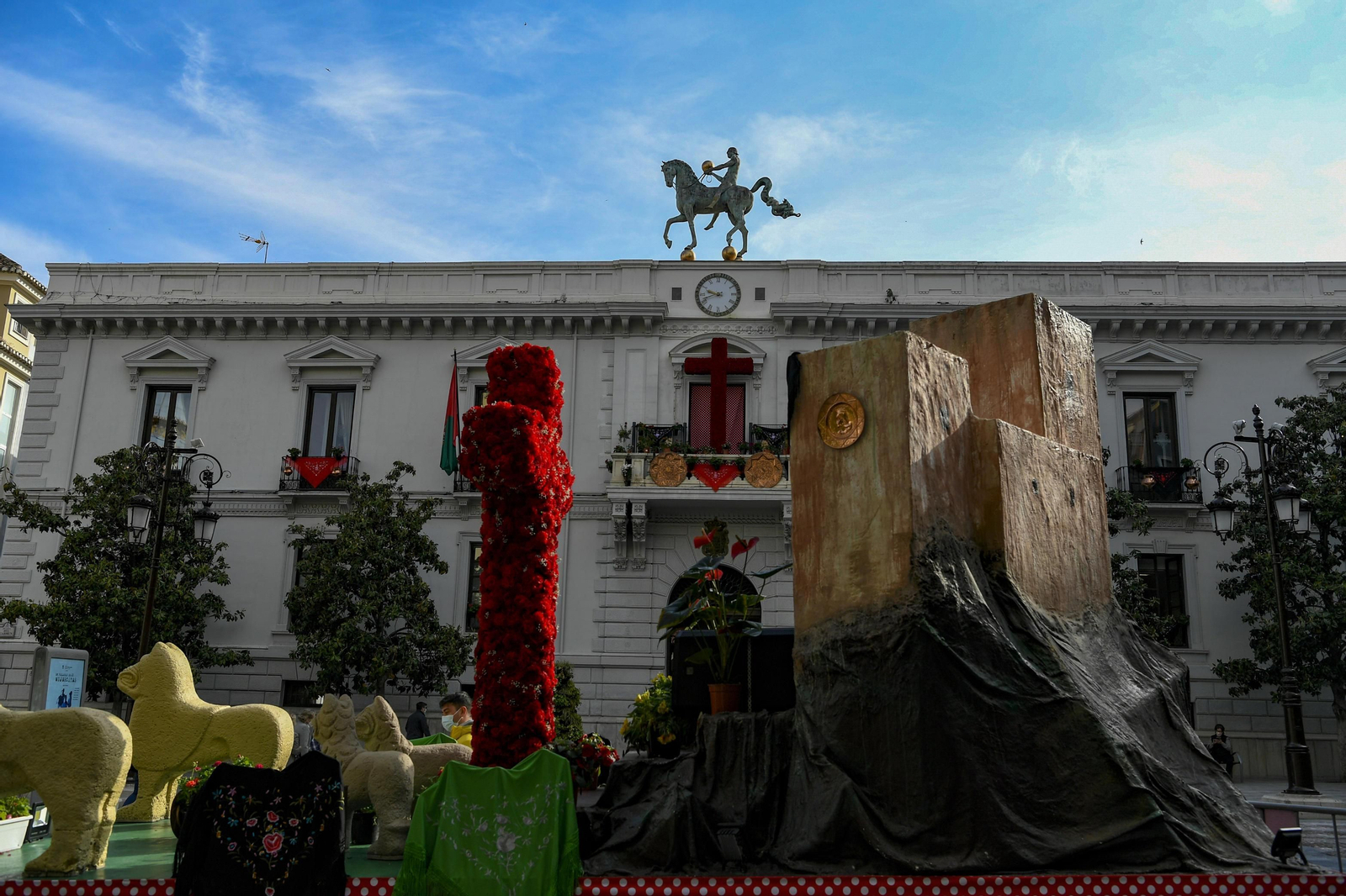 Fotos: el Día de la Cruz de Granada y su animada mañana