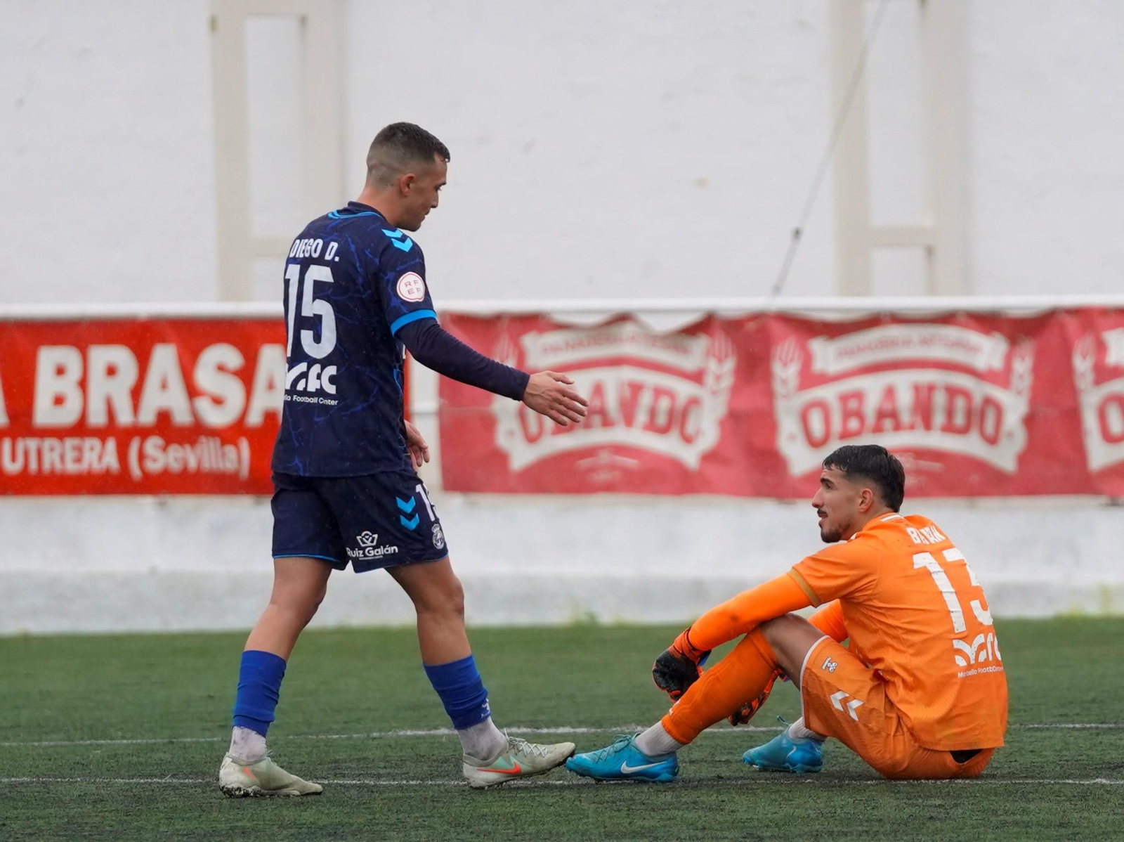 Diego Domínguez consuela al meta Brian Mahugo al final del encuentro