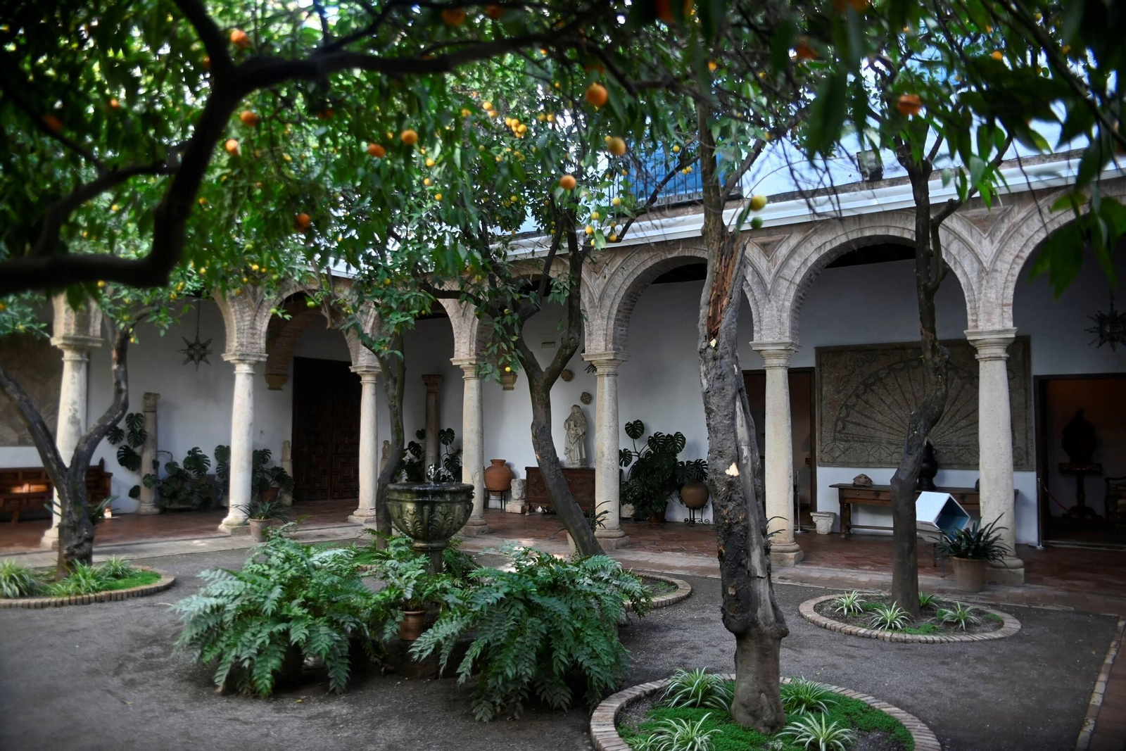 Un recorrido fotográfico por el Palacio de Viana de Córdoba en otoño