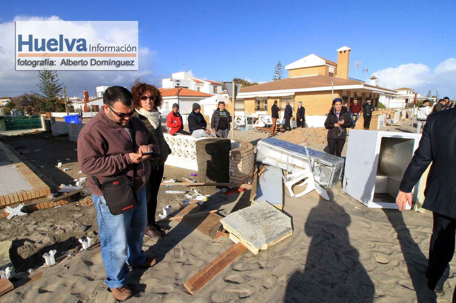 Imágenes de la visita de Rajoy y Susana Díaz a la playa de La Antilla