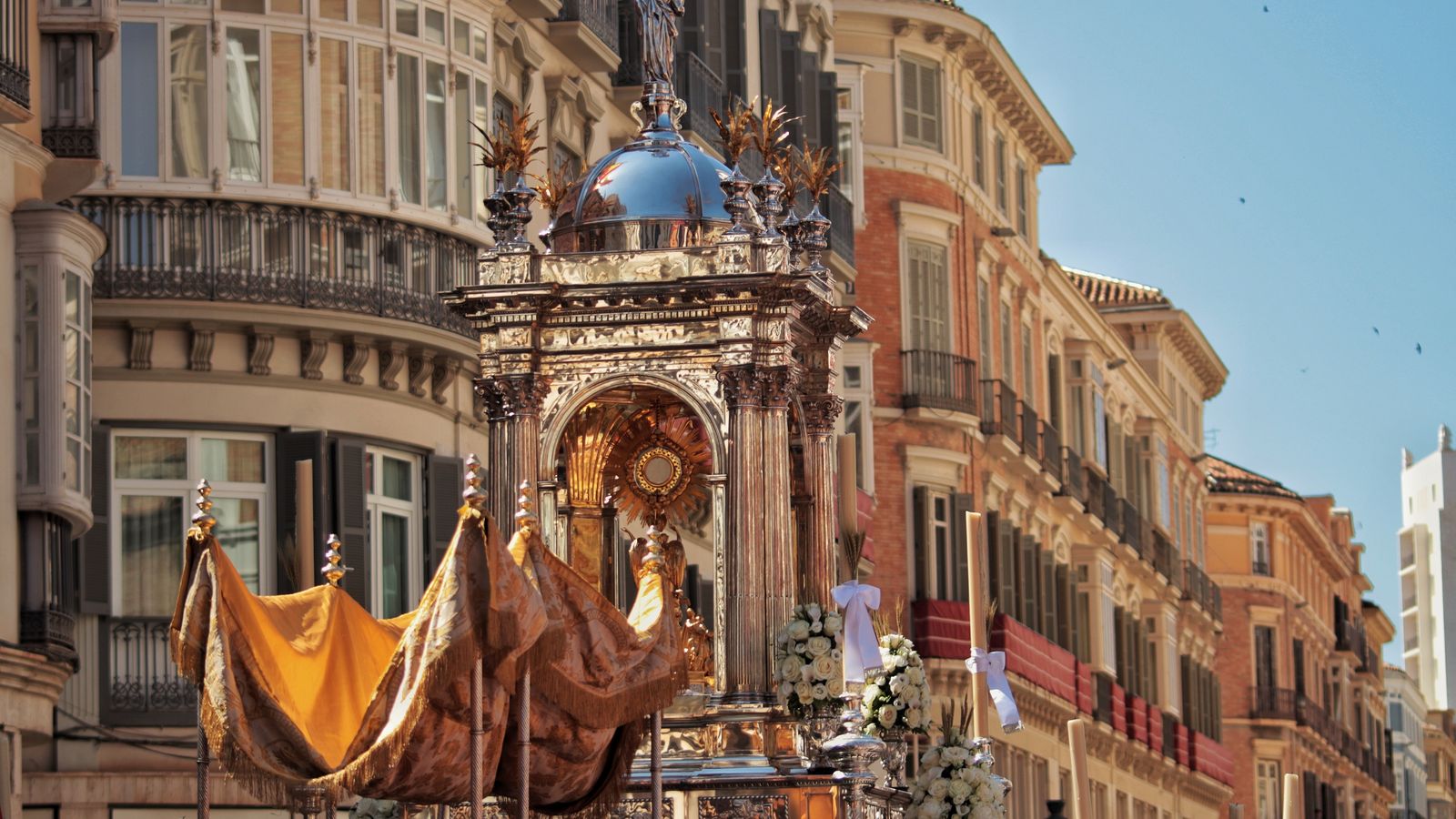 Procesión del Corpus a su paso por calle Larios
