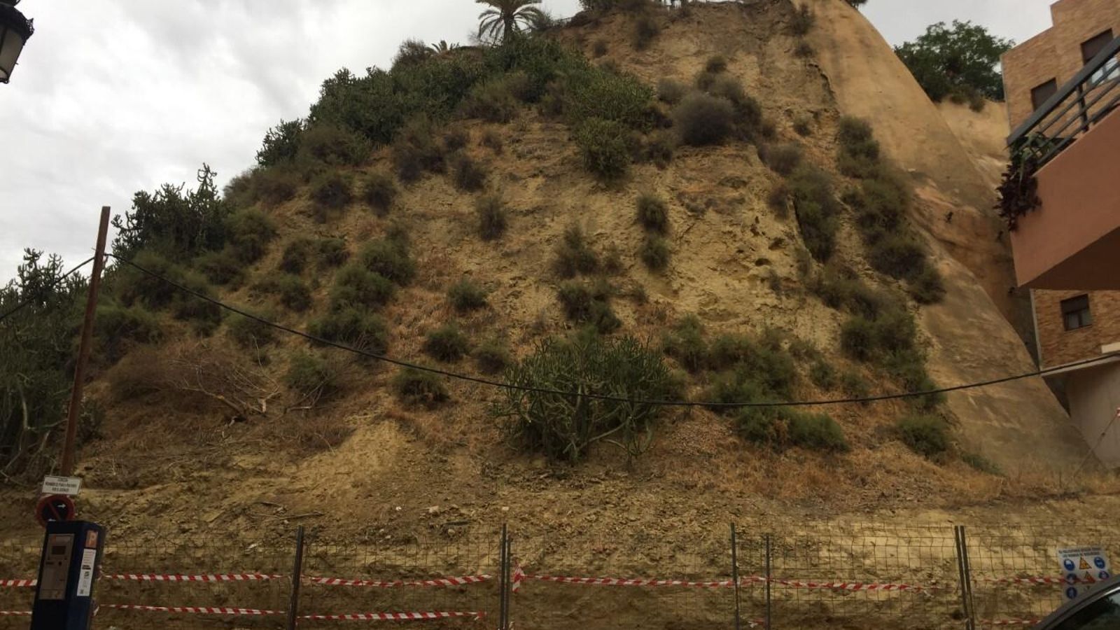 El cabezo desde la calle Jacobo del Barco.