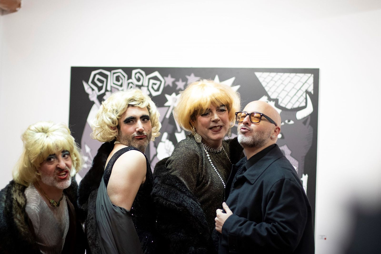 Juan Pintor (derecha), junto a los actores de la performance inaugural.