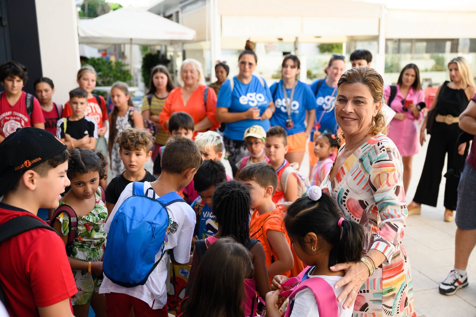 Paola Laynez con los niños de esta Escuela de Verano