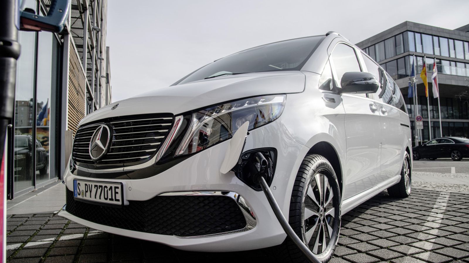 El Mercedes EQV 300 puede recibir cargas, con corriente continua, de hasta 110 kW de potencia.